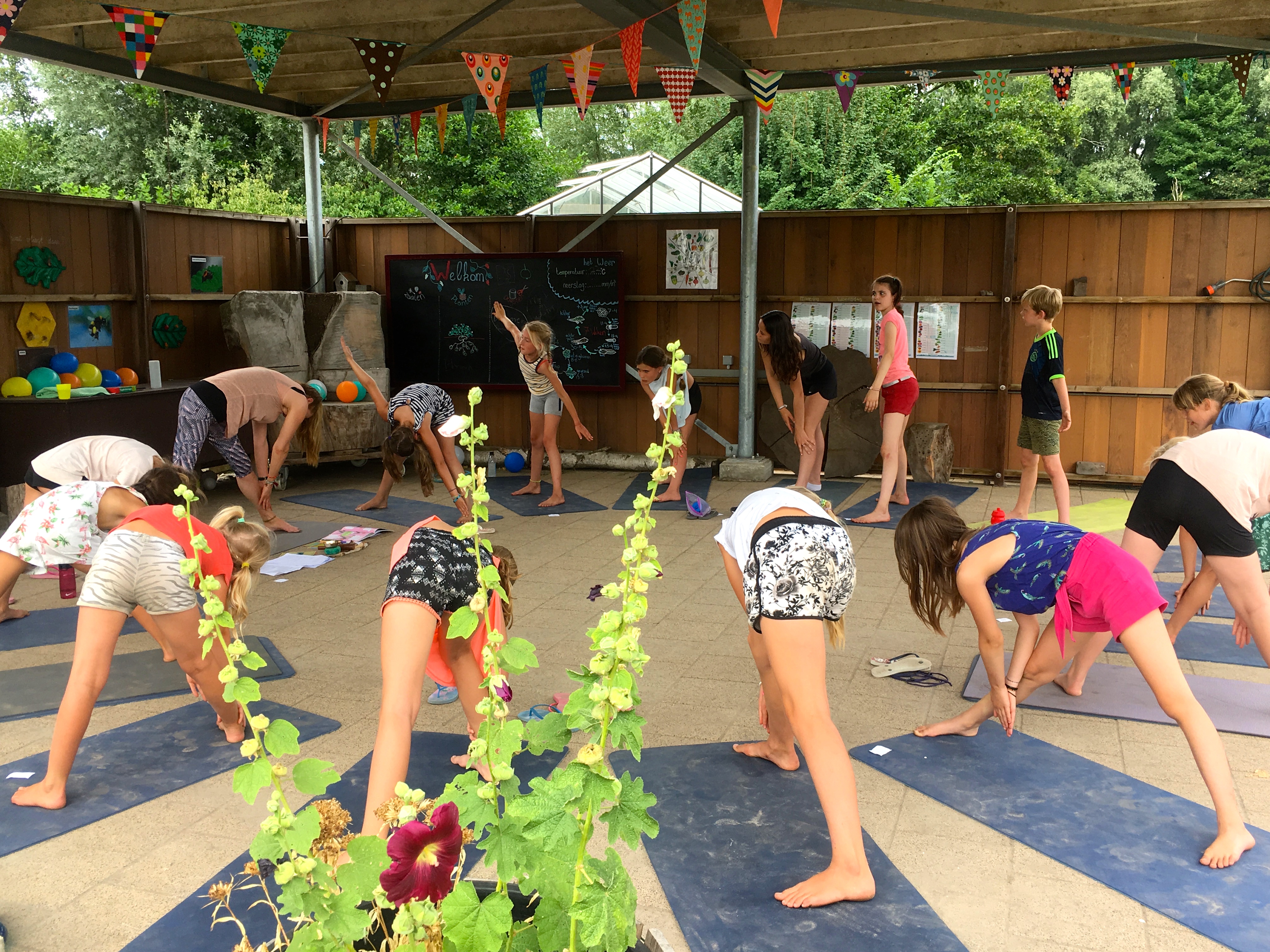 Yogakamp zomerkamp de Kinderyogatuin Aemstel schooltuin Amsterdam Amstelveen kinderyoga mindfulness meditatie buitenyoga