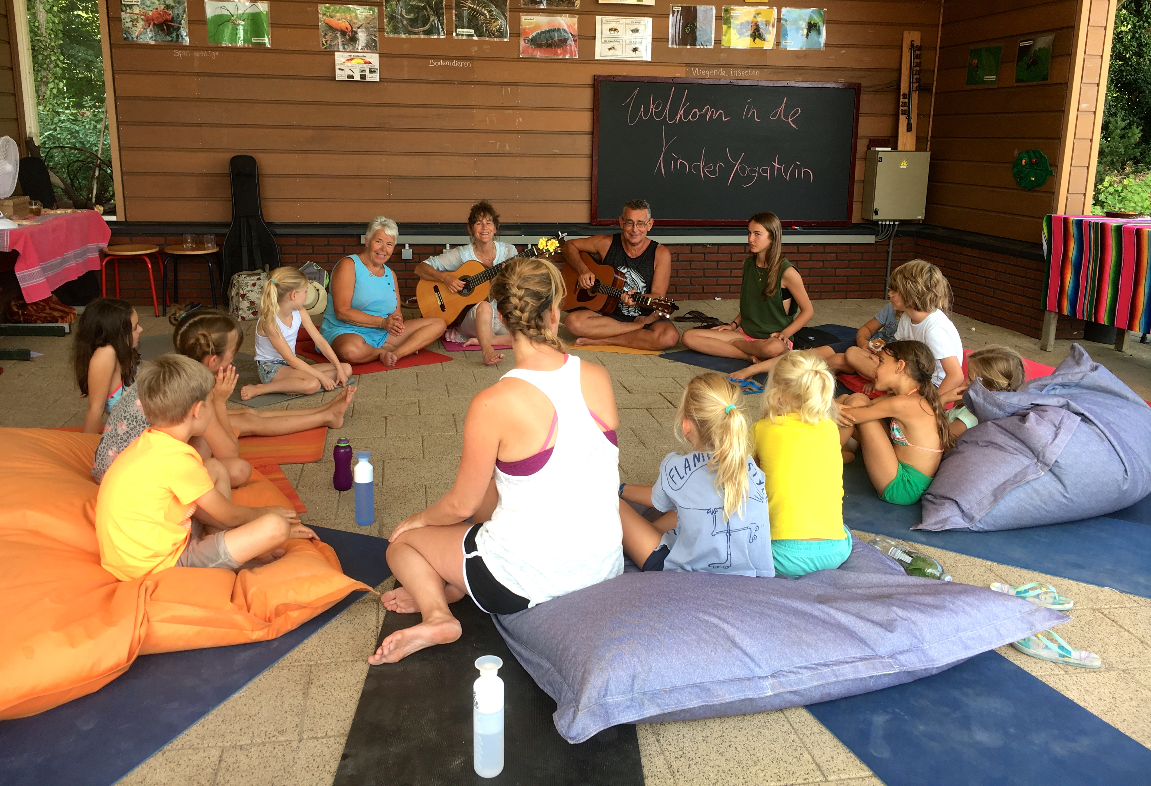 Yogakamp zomerkamp de Kinderyogatuin Aemstel schooltuin Amsterdam Amstelveen kinderyoga mindfulness meditatie buitenyoga - mantra zingen
