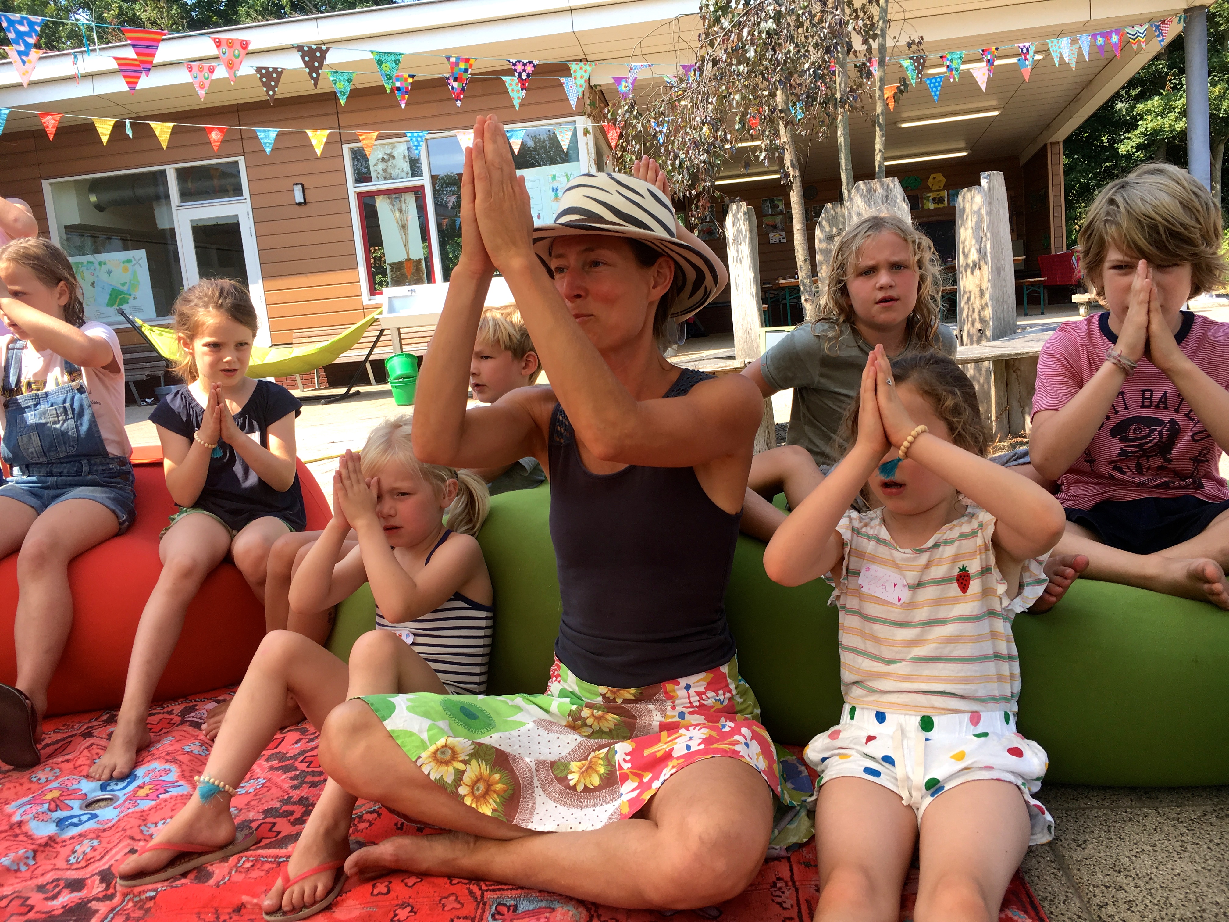 Yogakamp Zomerkamp de Kinderyogatuin Aemstel schooltuin Amsterdam Amstelveen kinderyoga mantra zingen