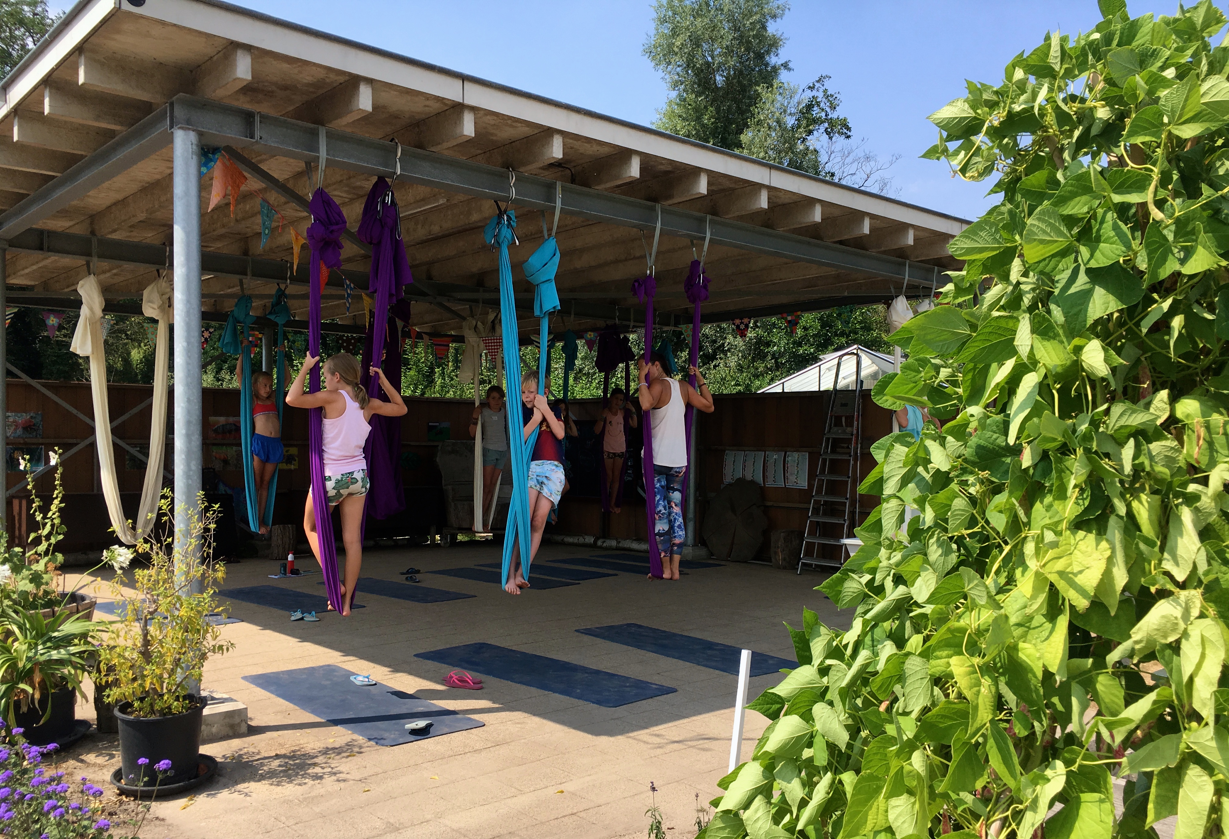 Yogakamp zomerkamp de Kinderyogatuin kinderyoga mindfulness Aemstel Schooltuin Amsterdam Amstelveen - aerial yoga