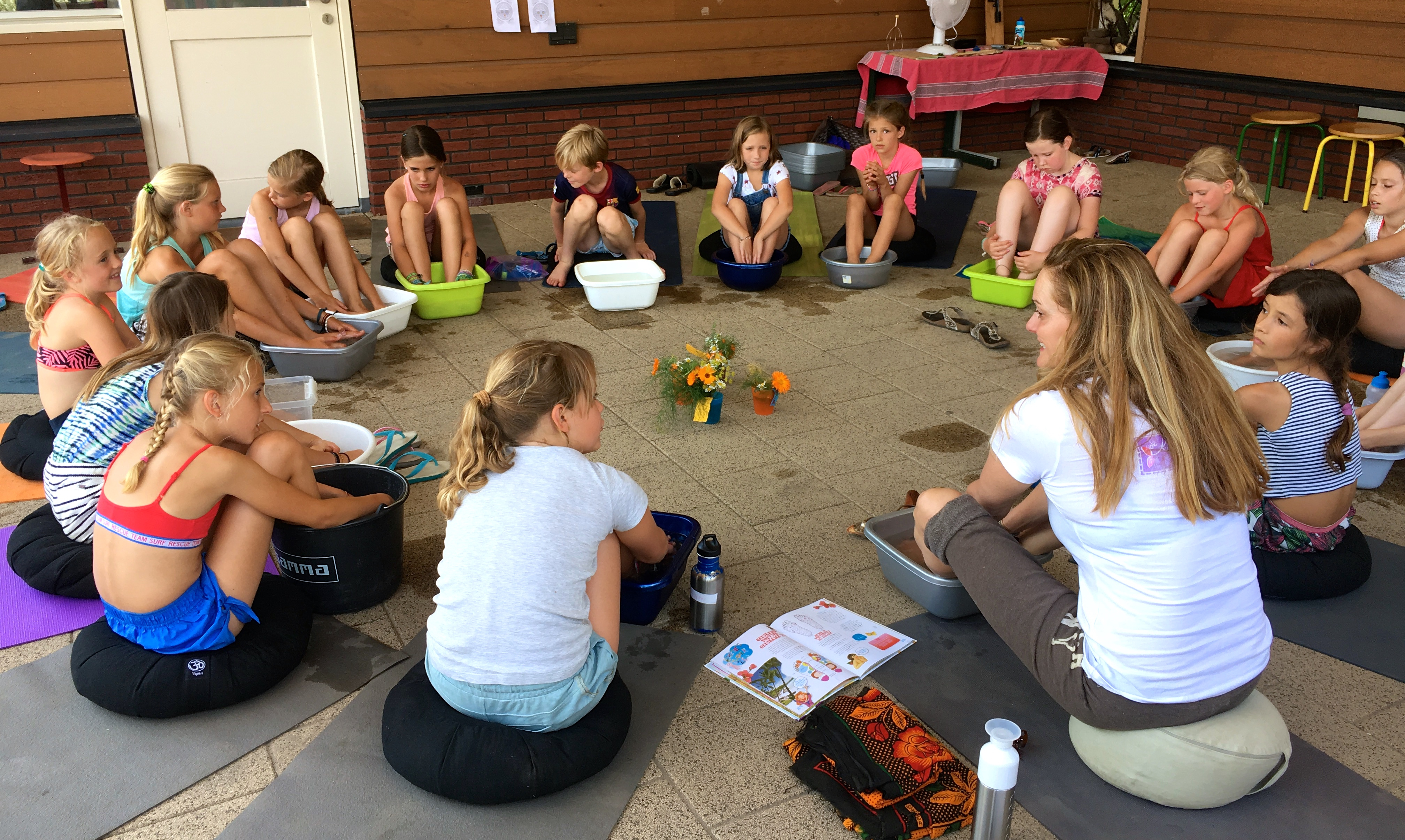 Yogakamp zomerkamp de Kinderyogatuin kinderyoga mindfulness Aemstel Schooltuin Amsterdam Amstelveen - voetenbadje