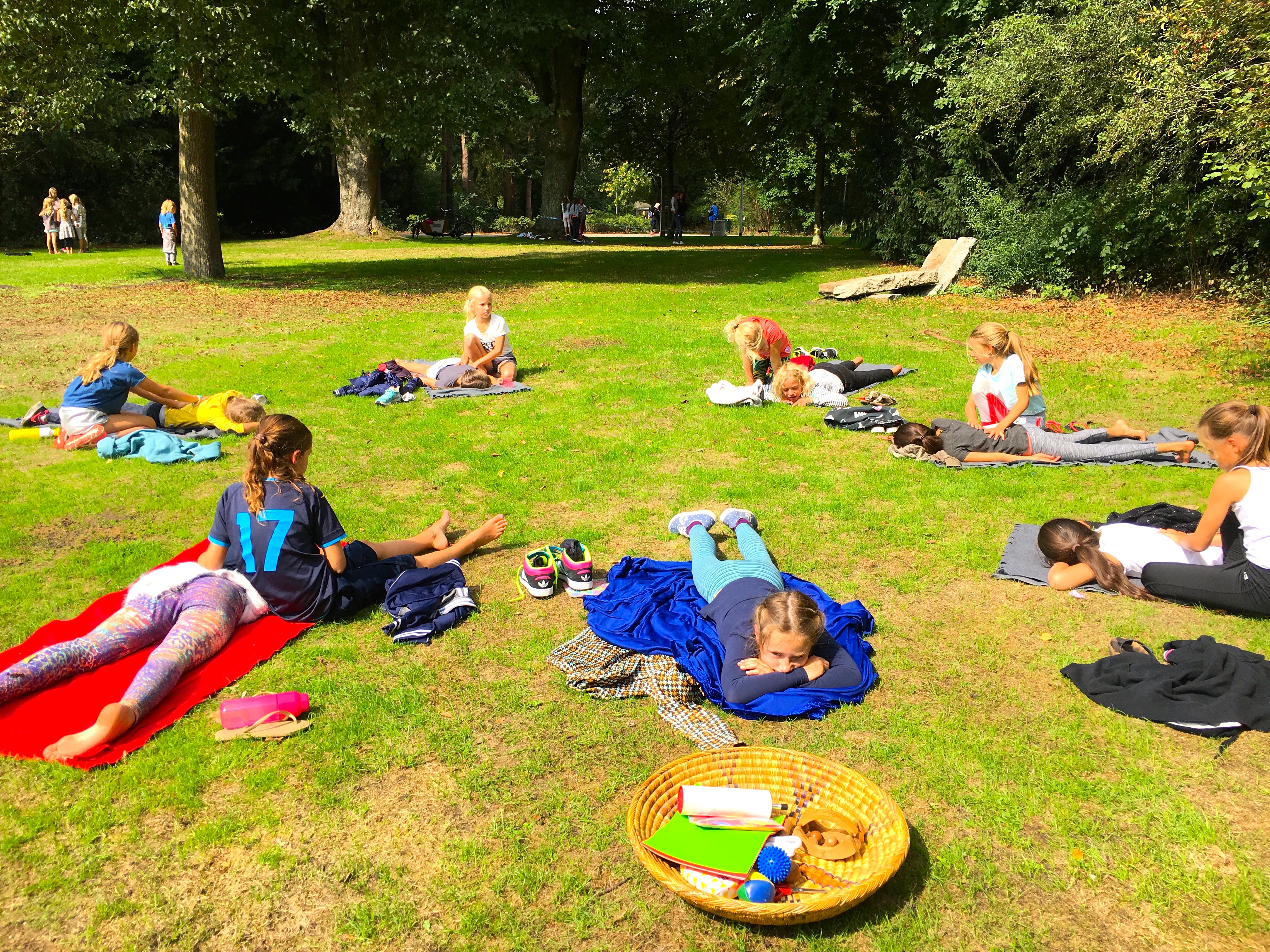 de Kinderyogatuin yogakamp zomerkamp - massage parcours - kinderyoga mindfulness meditatie massage buitenyoga Aemstel schooltuin Amsterdam Amstelveen