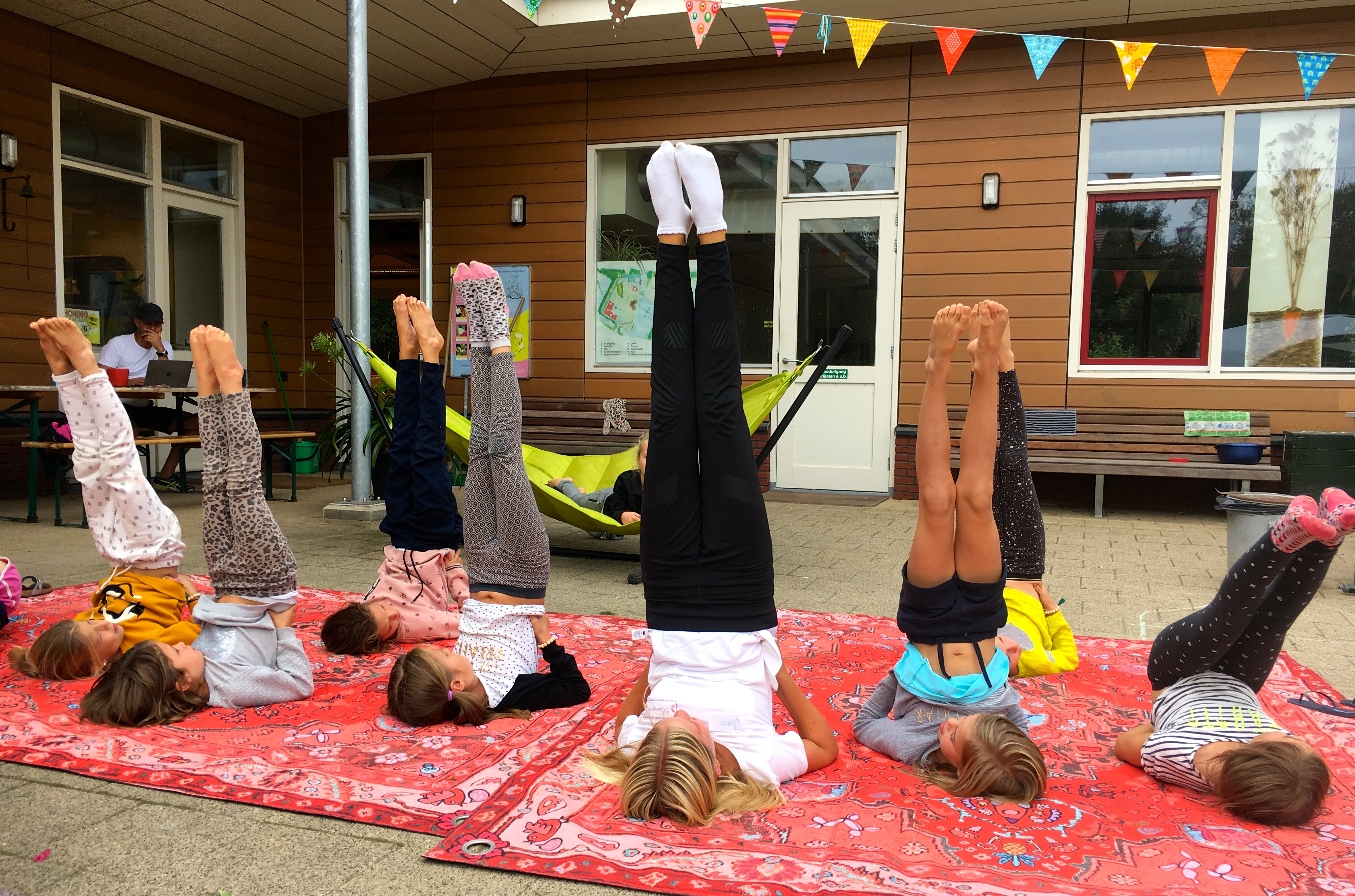 de Kinderyogatuin yogakamp zomerkamp kinderyoga - de kaars - kinderyoga mindfulness meditatie massage buitenyoga Aemstel schooltuin Amsterdam Amstelveen